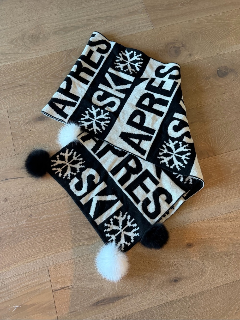 Black & White 'APRES SKI' Pom Pom Knit Scarf/wrap new with tags